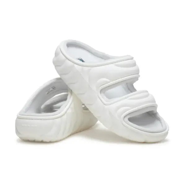 Crocs Classic Cozzzy Overpuff Sandal - White5